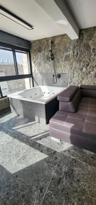 מבנים בים 75 Suites At Sea Haifa Ngoại thất bức ảnh