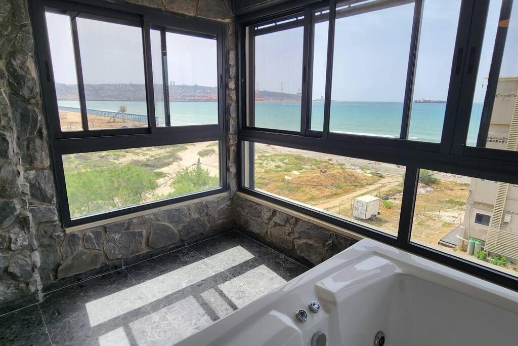 מבנים בים 75 Suites At Sea Haifa Ngoại thất bức ảnh