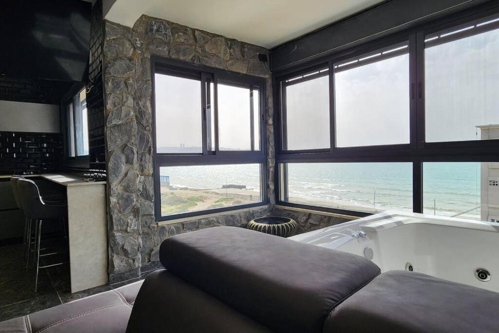 מבנים בים 75 Suites At Sea Haifa Ngoại thất bức ảnh
